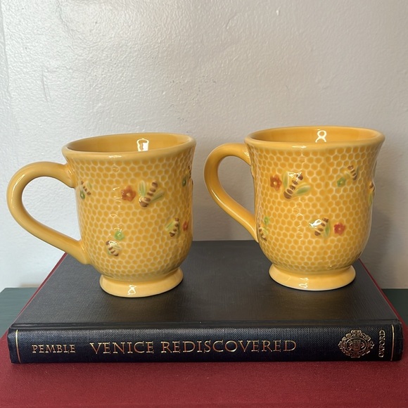 Williams-Sonoma 2 Piece Set Honey Bee Honeycomb Bee Hive Yellow Retired Mugs - Picture 4 of 8